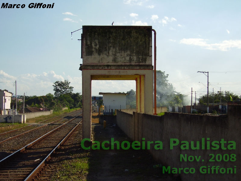 Caixa d'água da estação ferroviária de Cachoeira Paulista, em Setembro de 2008, já com o pátio murado