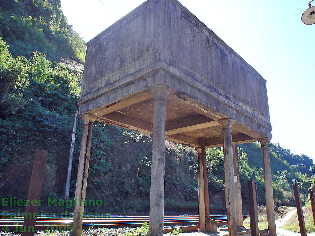 Caixa d'água da estação ferroviária de Palmeira da Serra, vista do lado das casas