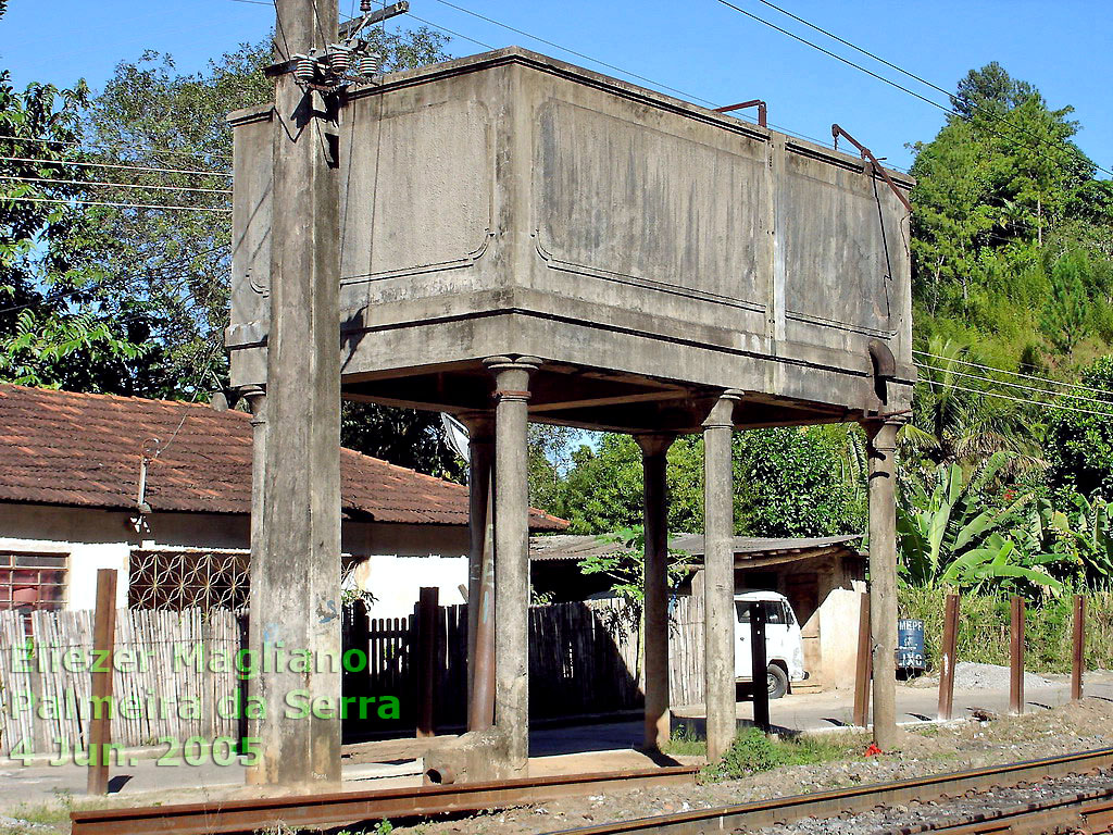 Caixa d'água da estação ferroviária de Palmeira da Serra, vista do lado dos trilhos