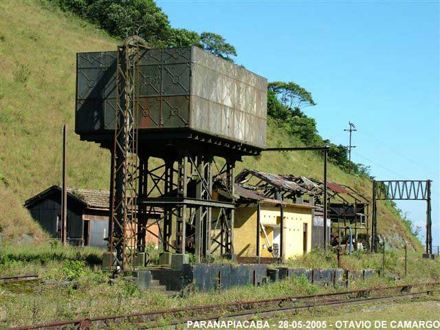 Vista lateral da caixa d'água junto aos trilhos do pátio ferroviário da antiga Sao Paulo Railway - SPR