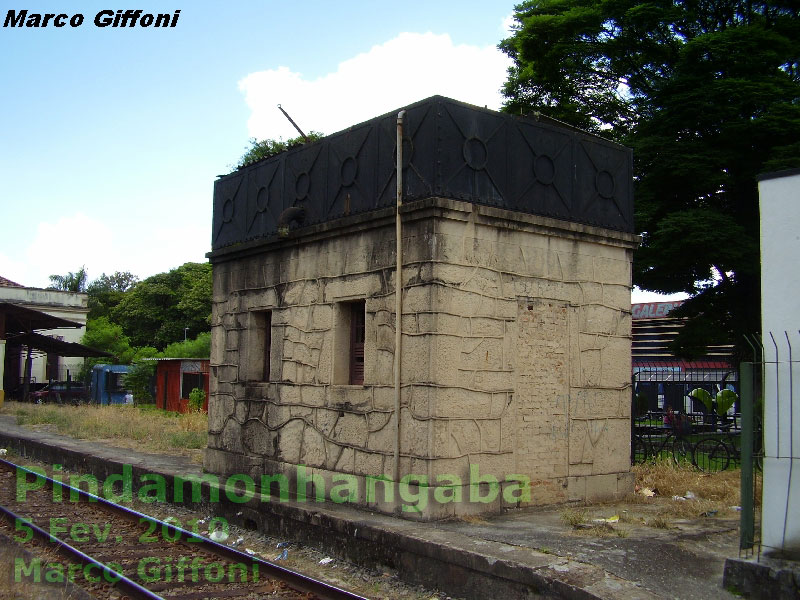 Caixa d'água sobre torre de cimento com desenho imitando pedra na estação ferroviária de Pindamonhangaba