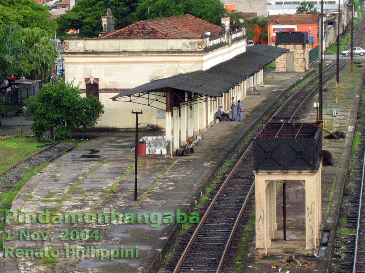 Vista superior das caixas d'água da estação ferroviária de Pindamonhangaba, mostrando a estrutura interna de reforço
