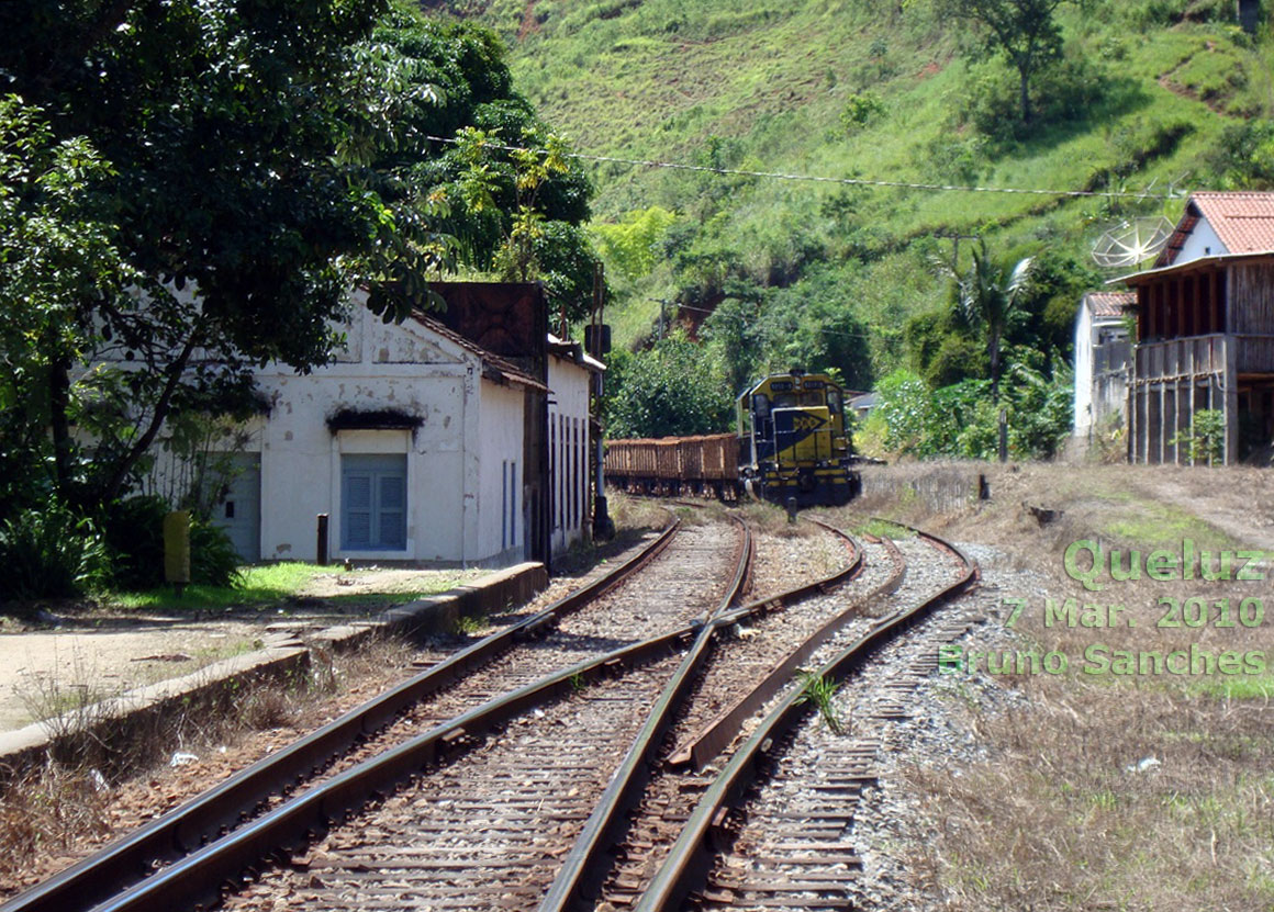Vestígios da antiga plataforma norte (lado oposto à estação ferroviária), junto aos trilhos sentido Rio de Janeiro (à esquerda). À direita, trem subindo (sentido São Paulo)