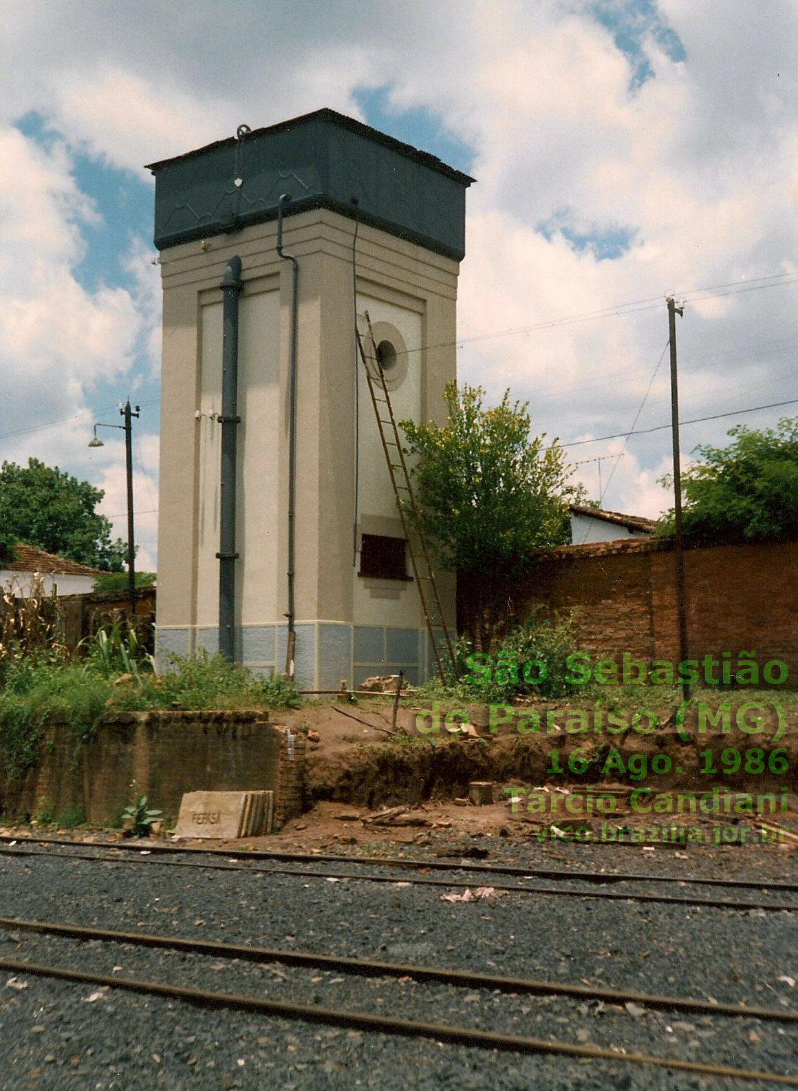 Caixa d'água da estação ferroviária de São Sebastião do Paraíso em 1986