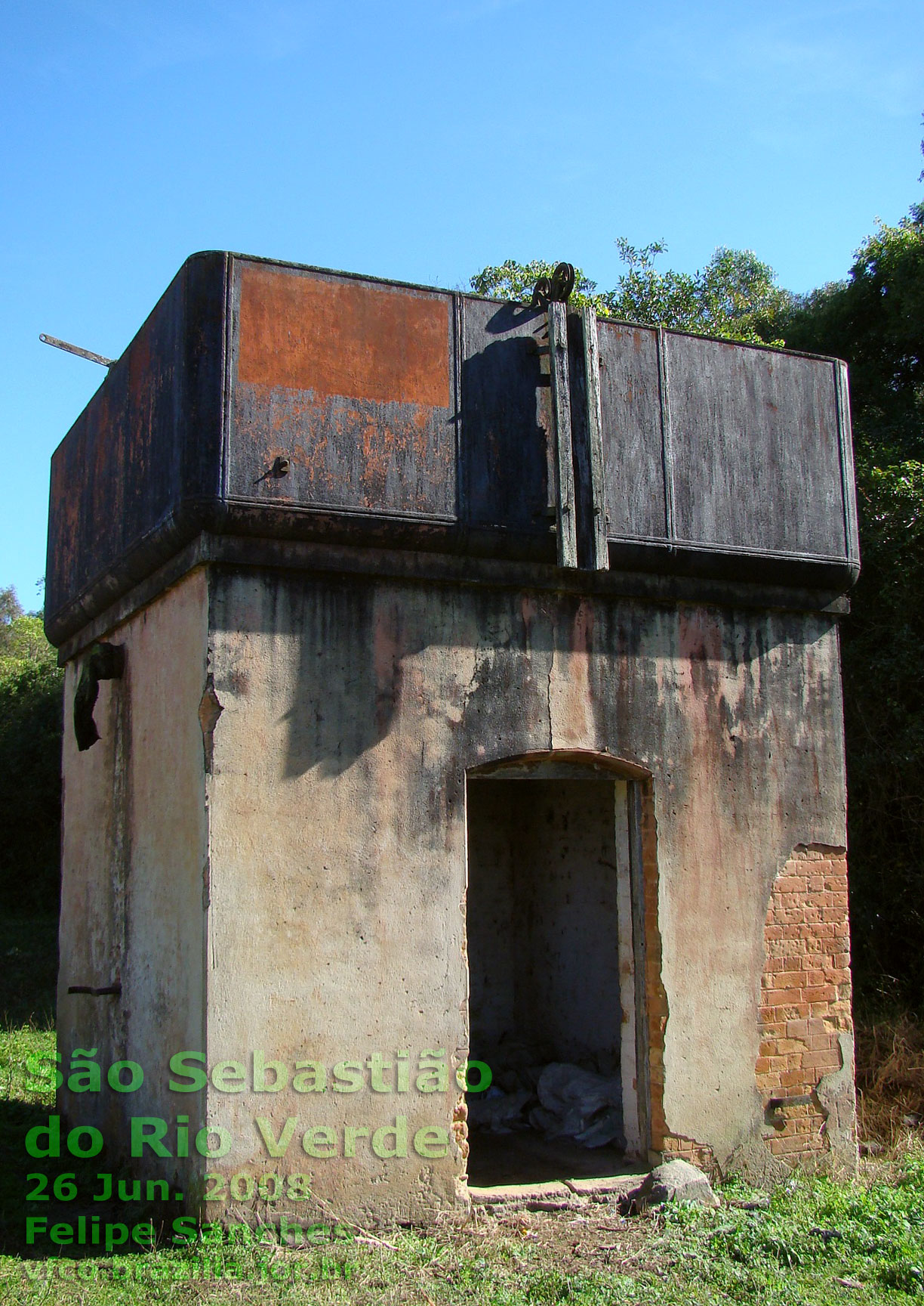 Caixa d'água da estação ferroviária de São Sebastião do Rio Verde em 2010