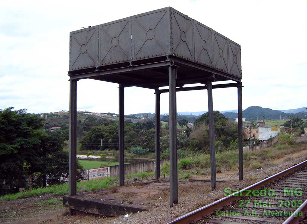 Caixa d'água da época da locomotiva a vapor junto aos trilhos da estação de Sarzedo, MG