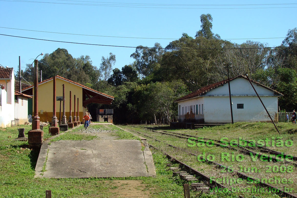 Plataforma da estação ferroviária de São Sebastião do Rio Verde em 2010