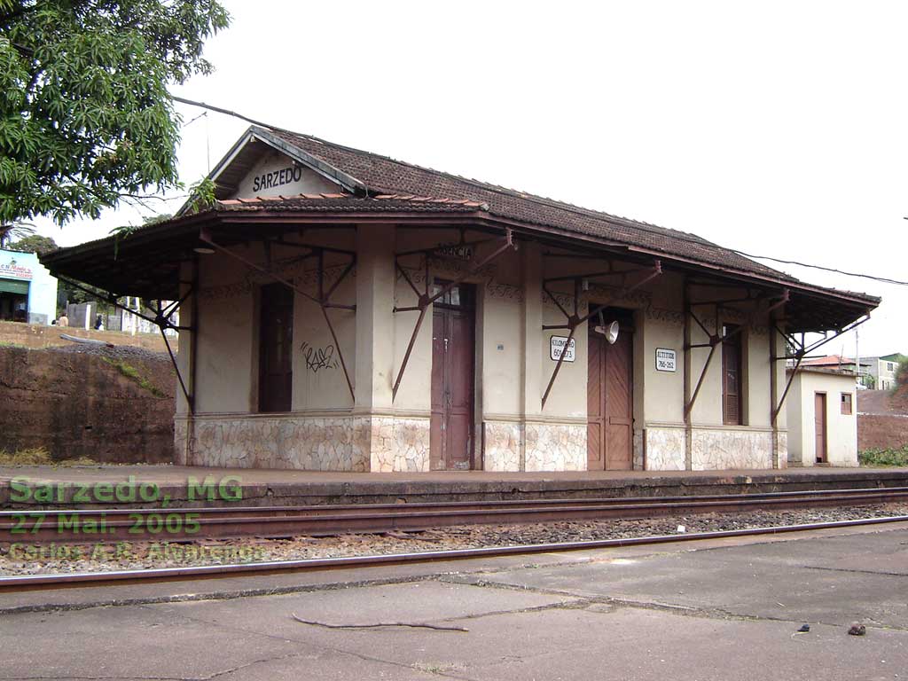 Prédio da estação ferroviária de Sarzedo, MG (Maio de 2005)