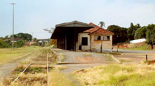 Estação ferroviaria de Lucélia vista dos trilhos