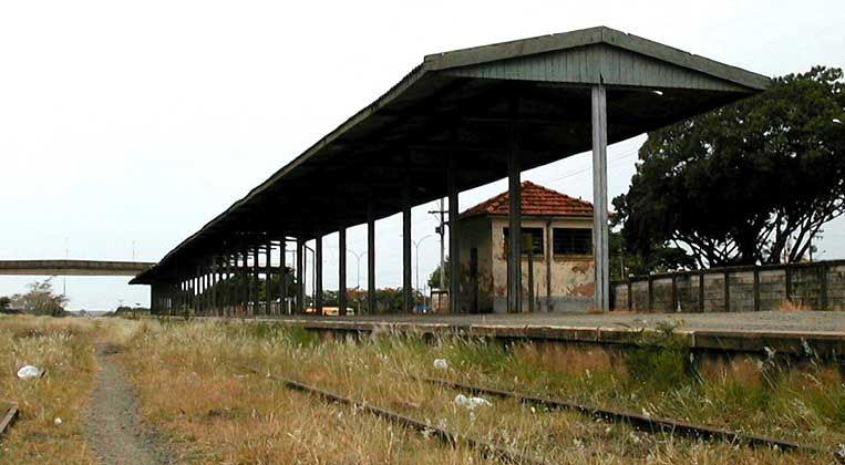Plataforma da estação ferroviária de Adamantina, vista dos trilhos
