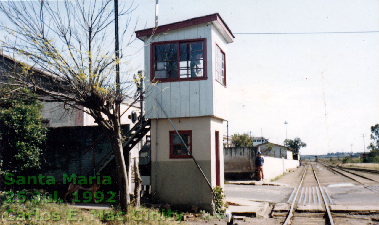 Passagem de nível: cabine de controle do cruzamento urbano com os trilhos da ferrovia em Santa Maria (RS)