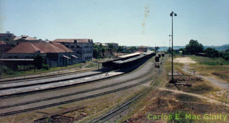 Plataformas de passageiros da esta&ccedil;&atilde;o ferrovi&aacute;ria de Santa Maria