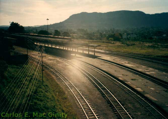 Trilhos em curva na esta&ccedil;&atilde;o ferrovi&aacute;ria