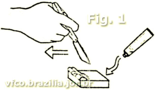 Figura 1 - Raspe o excesso de borracha de silicone com uma espátula