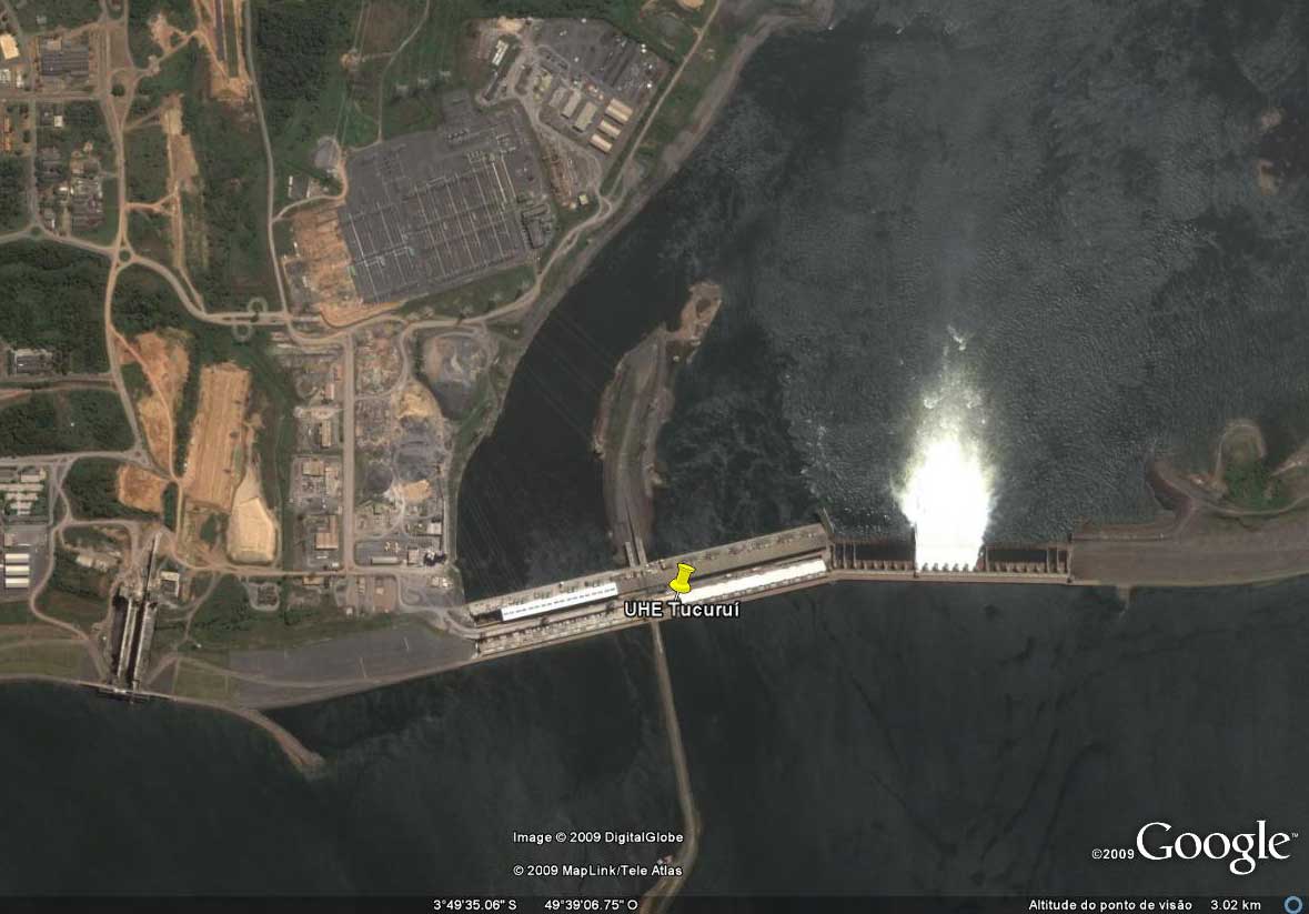 Foto de satélite da usina hidrelétrica de Tucuruí, com o vertedouro da barragem à direita e as eclusas da hidrovia à esquerda