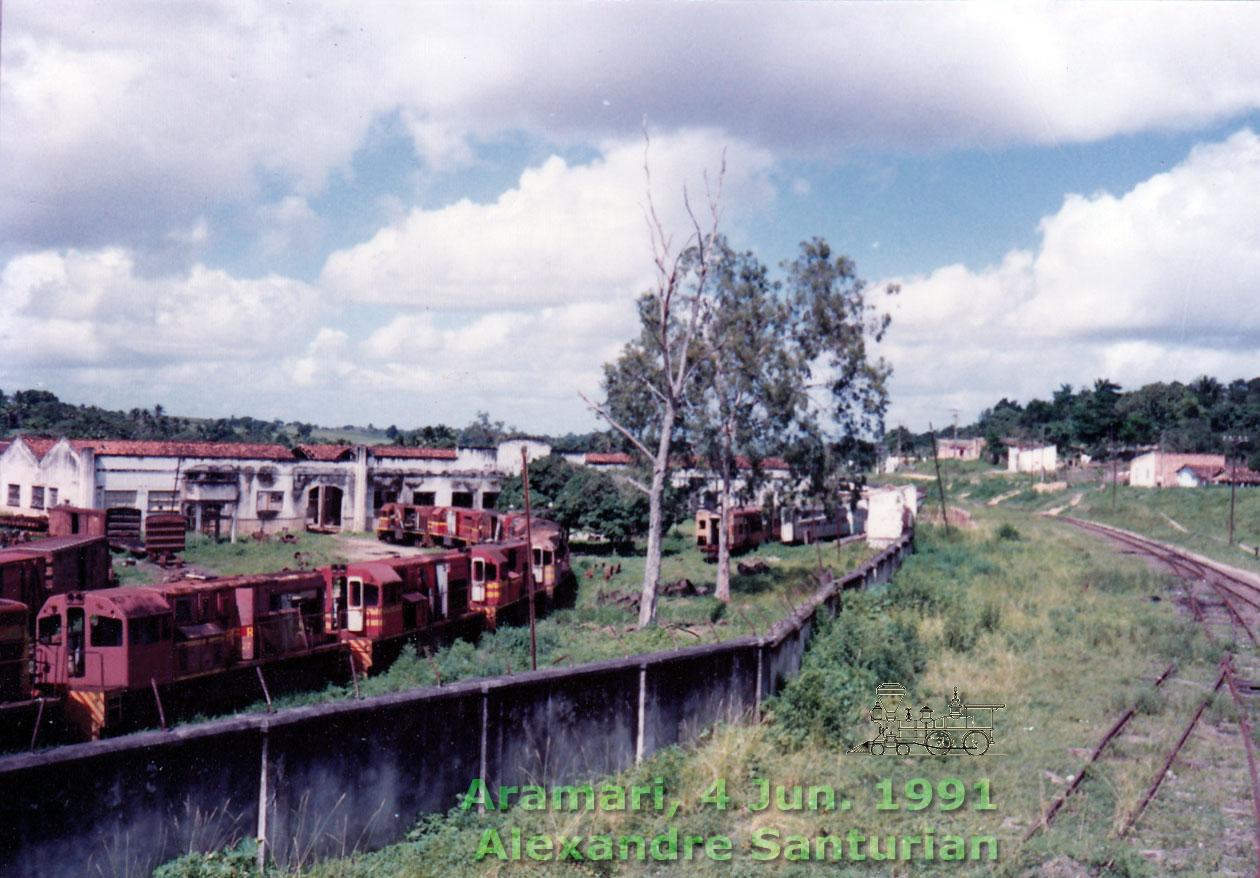 Locomotivas da SR7 RFFSA imobilizados em Aramari em 1991, junto ao pátio da estação ferroviária, também fechada