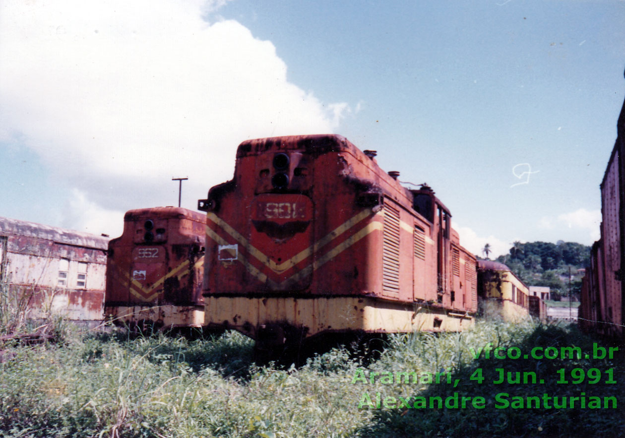 Locomotivas elétricas IRFA nº 952 e 951 (?), baixadas, em Aramari, Jun. 1991