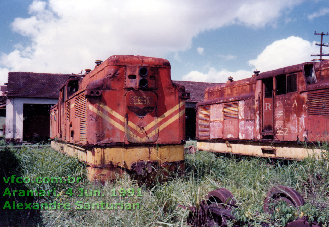 Locomotivas elétricas IRFA nº 951 e 952 (?), baixadas, em Aramari, Jun. 1991