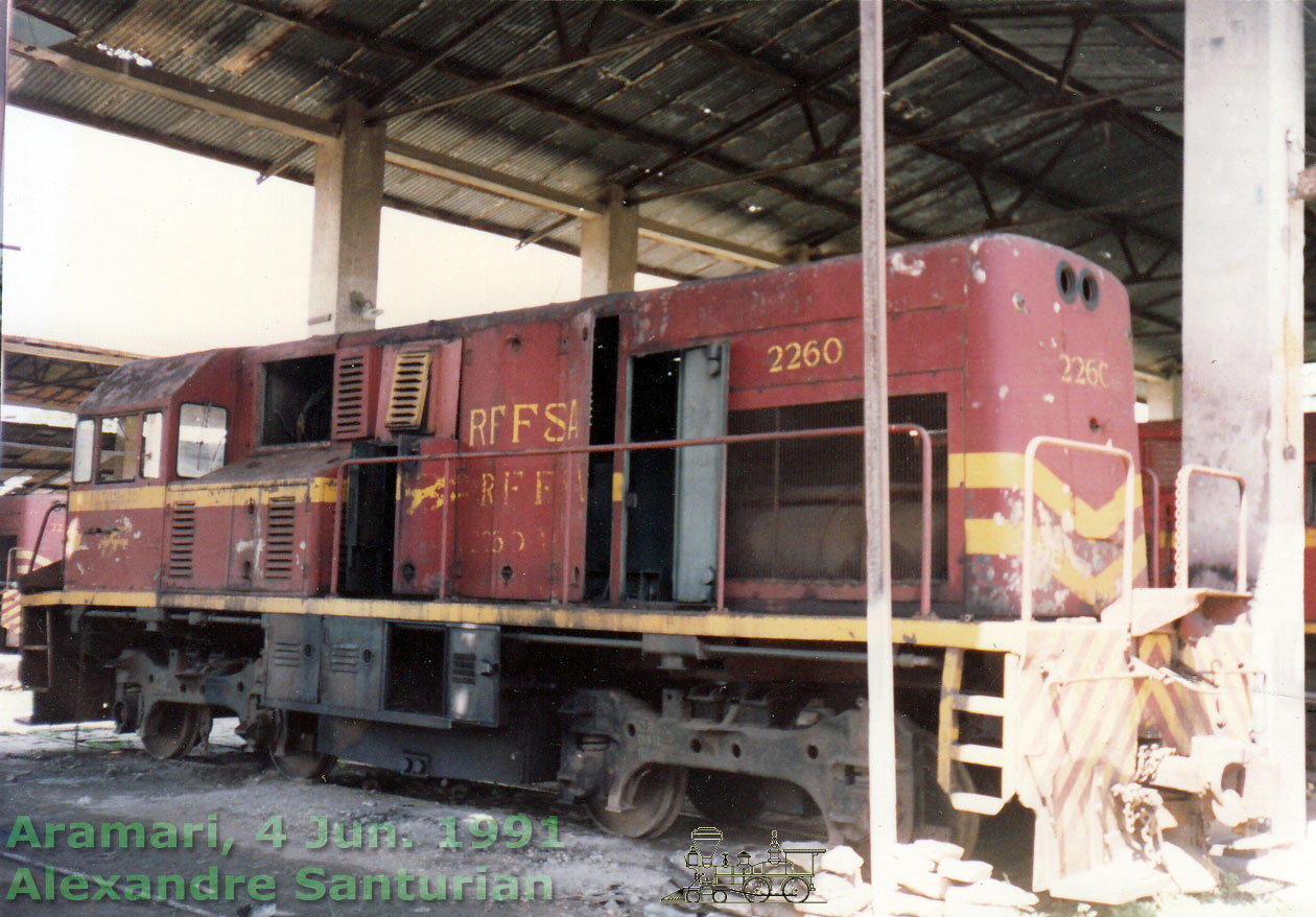 Locomotiva U10B nº 2260 da SR7 RFFSA imobilizada e canibalizada em Aramari