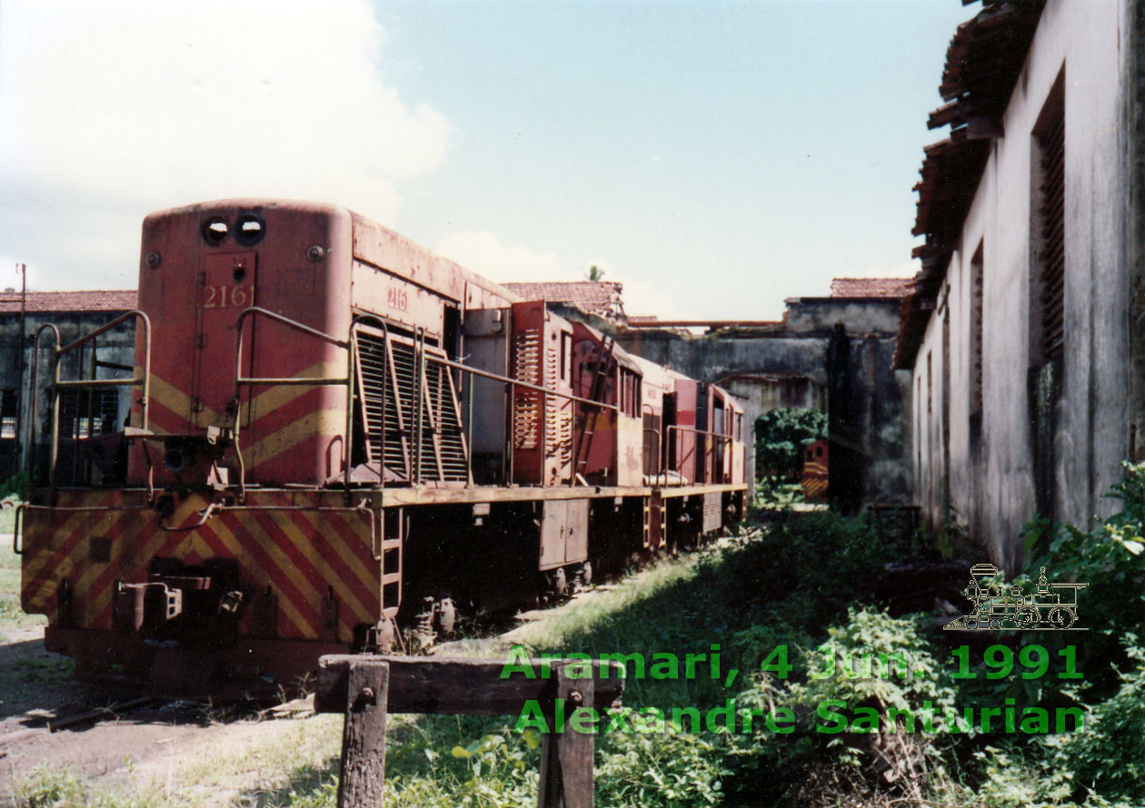 Locomotiva U8B nº 2161 da SR7 RFFSA imobilizada e canibalizada em Aramari