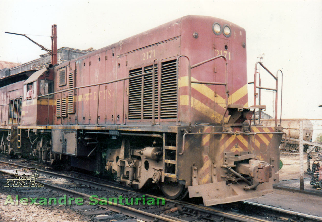 Locomotiva U8B 2171 da SR7 RFFSA na primeira metade da década de 1990