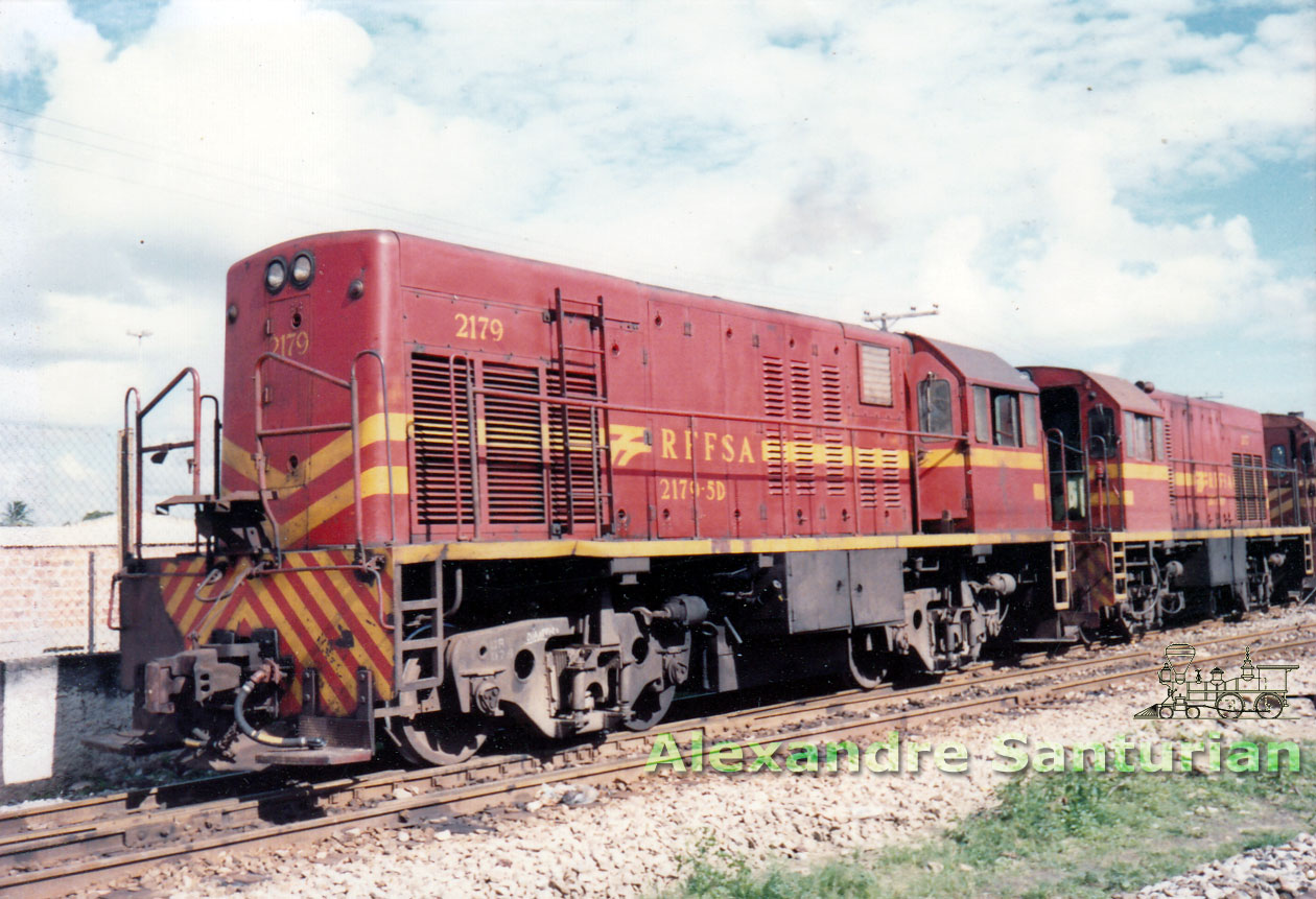 Locomotiva U8B 2179-5D da SR7 RFFSA na primeira metade da década de 1990