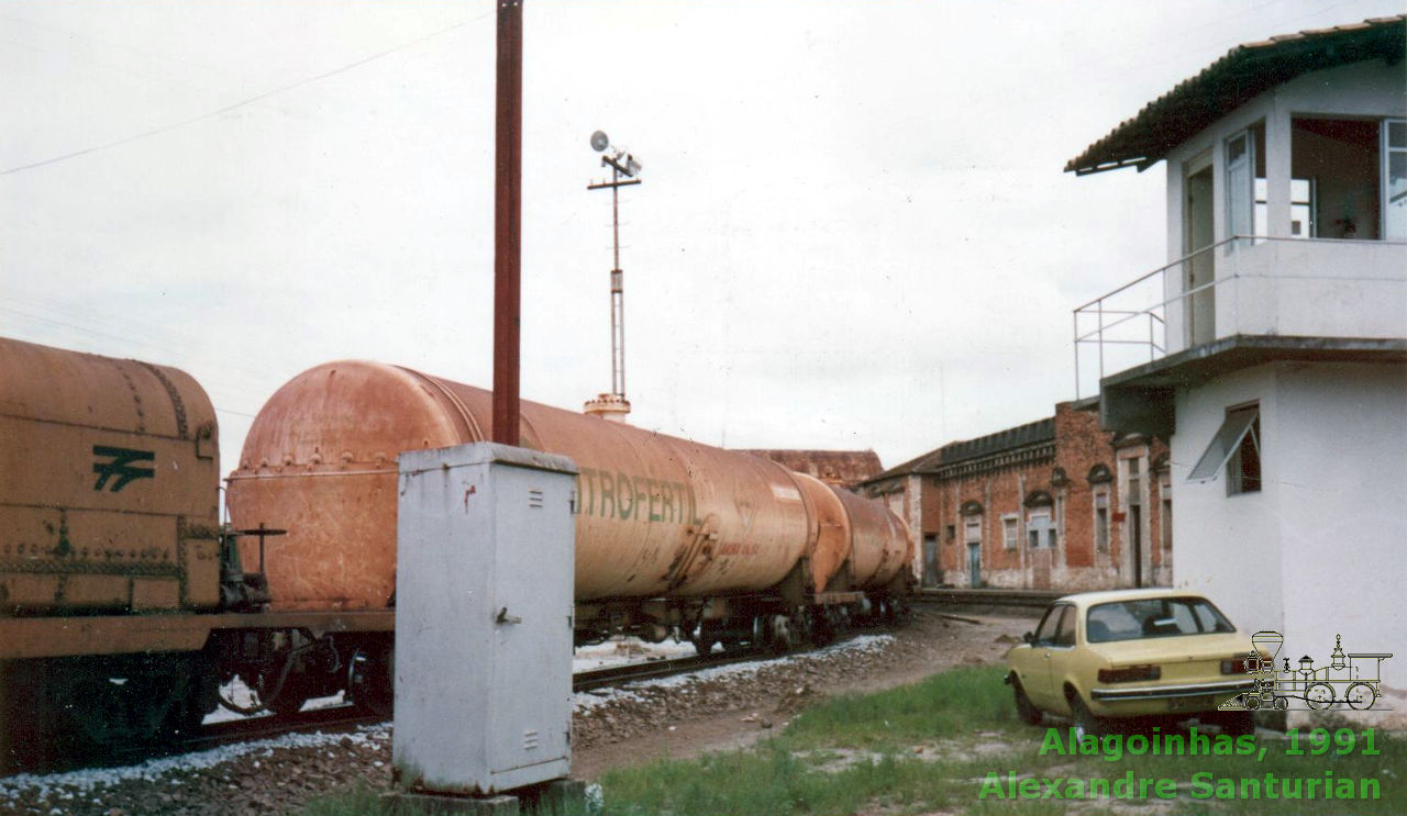 Foto do trem de amônia aguardando junto à cabine de controle em Alagoinhas