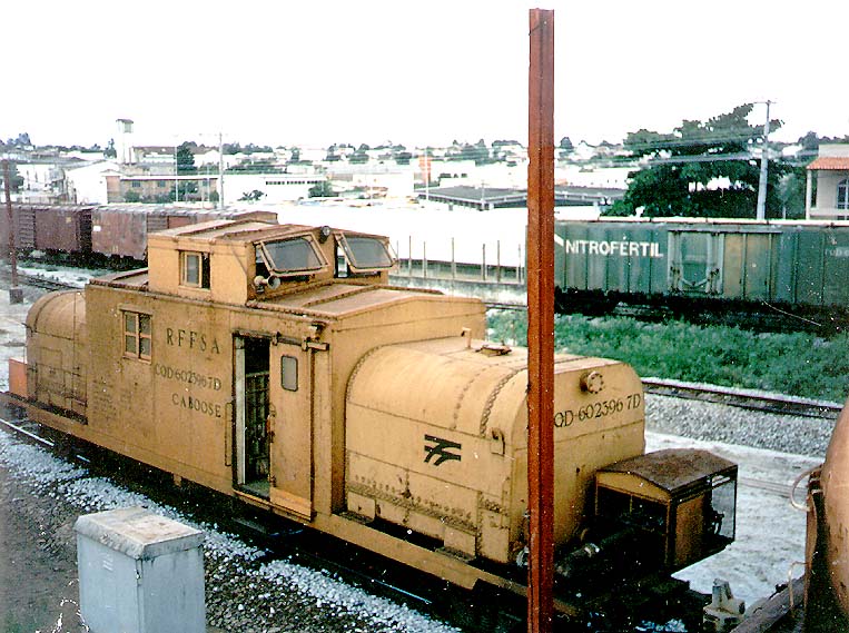 Vista superior do vag&atilde;o caboose, e vag&atilde;o de ur&eacute;ia ao fundo, no p&aacute;tio ferrovi&aacute;rio de Alagoinhas (BA)