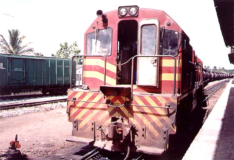 Foto frontal de uma locomotiva U10B em Alagoinhas