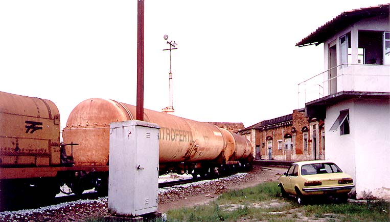 Foto do trem de amônia aguardando junto à cabine de controle em Alagoinhas