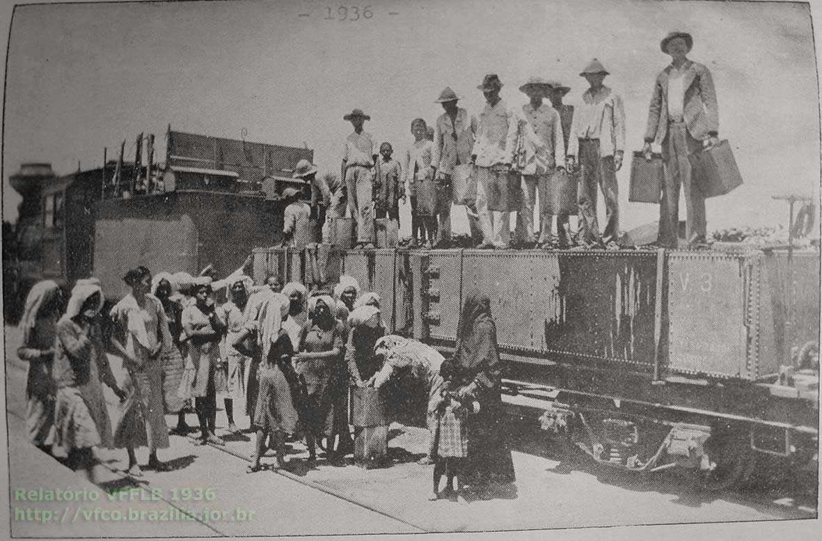 População esperando trem de água