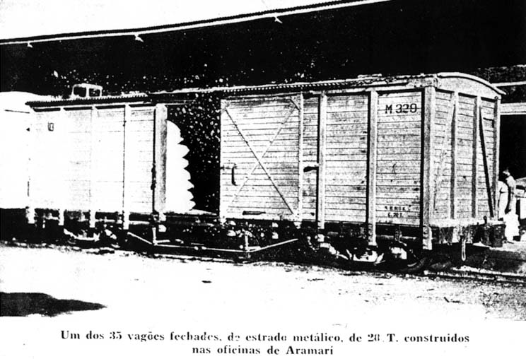 Um dos 35 vagões fechados de estrado metálico, de 20 (?) toneladas, construídos nas oficinas de Aramari