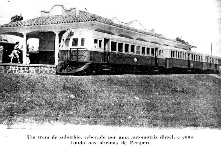 Trem de subúrbio construído nas oficinas de Periperi, rebocado por uma automotriz diesel