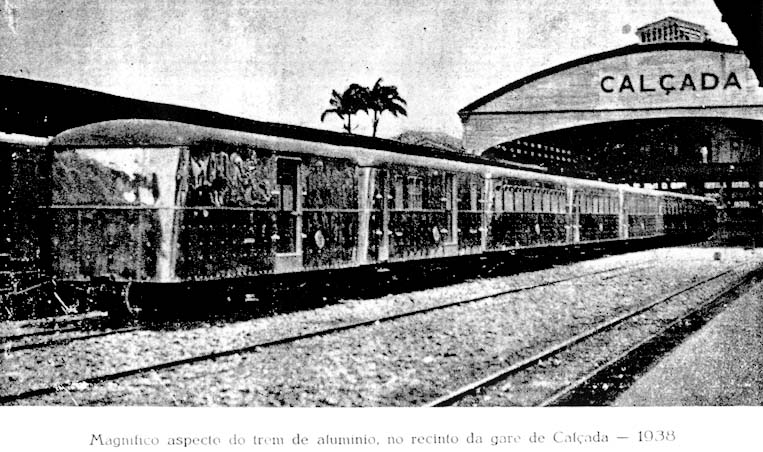 Trem de alumínio na gare de Calçada, 1938