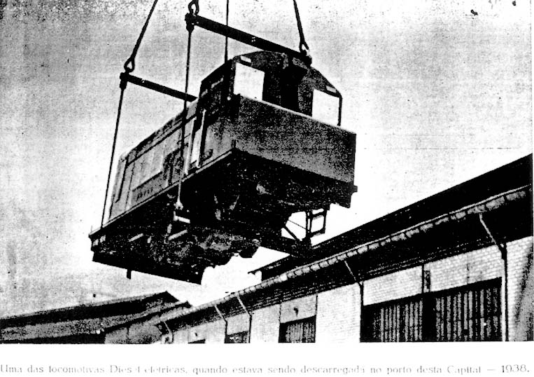 Loomotiva diesel-elétrica English Electric sendo desembarcada no porto de Salvador, 1938
