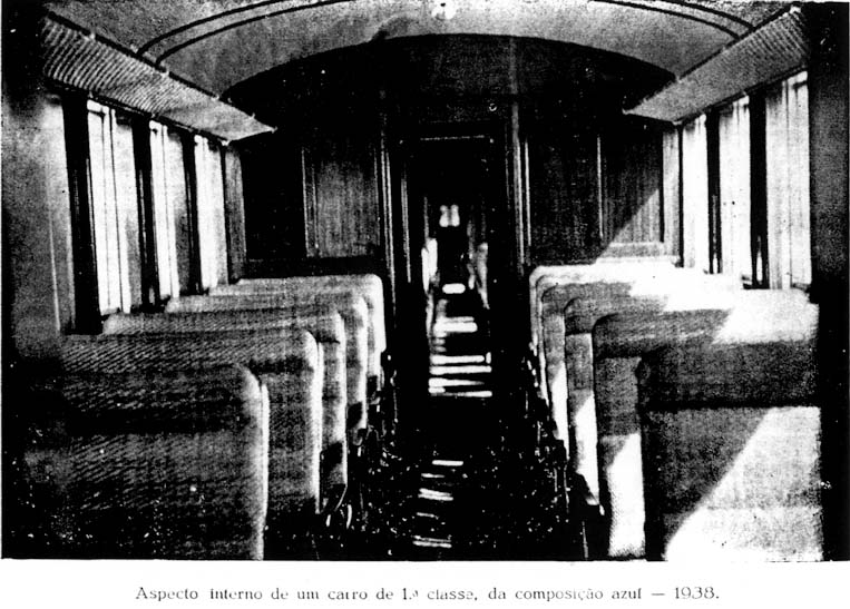Interior de um vagão de primeira classe do Trem azul construído nas oficinas da ferrovia em Aramari