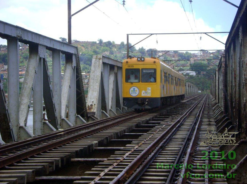 Trem Toshiba na Ponte São João, com a outra via interditada