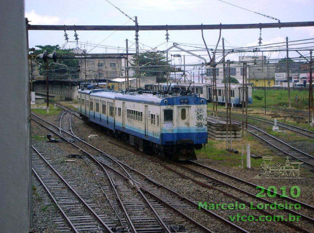 Trem-unidade elétrico ACF-Pidner próximo à cabine de sinalização da Calçada (Salvador, Bahia)