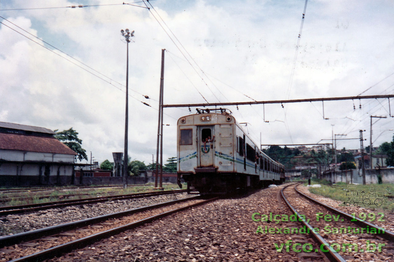 Trem-unidade elétrico dos subúrbios de Salvador entrando no pátio ferroviário da estação da Calçada