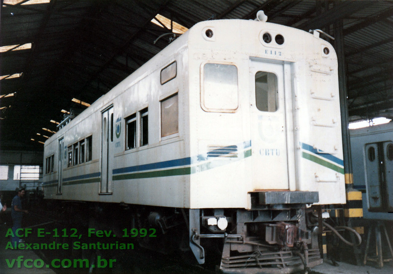 Carro-motor ACF nº E-112 no interior do antigo depósito de locomotivas elétricas da Calçada, em Salvador, em trabalhos de manutenção