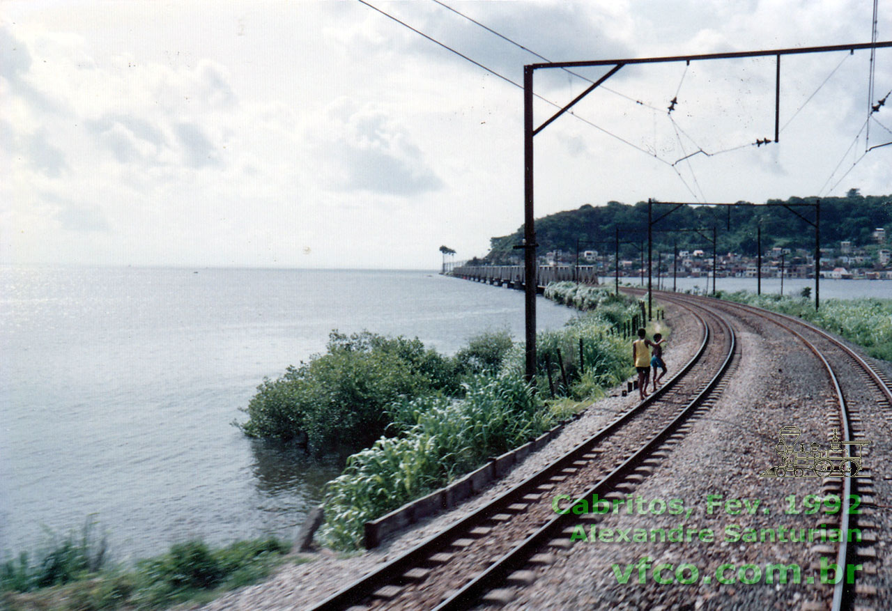 Trilhos do trem suburbano de Salvador na entrada da enseada dos Cabritos, com a ponte São João ao fundo