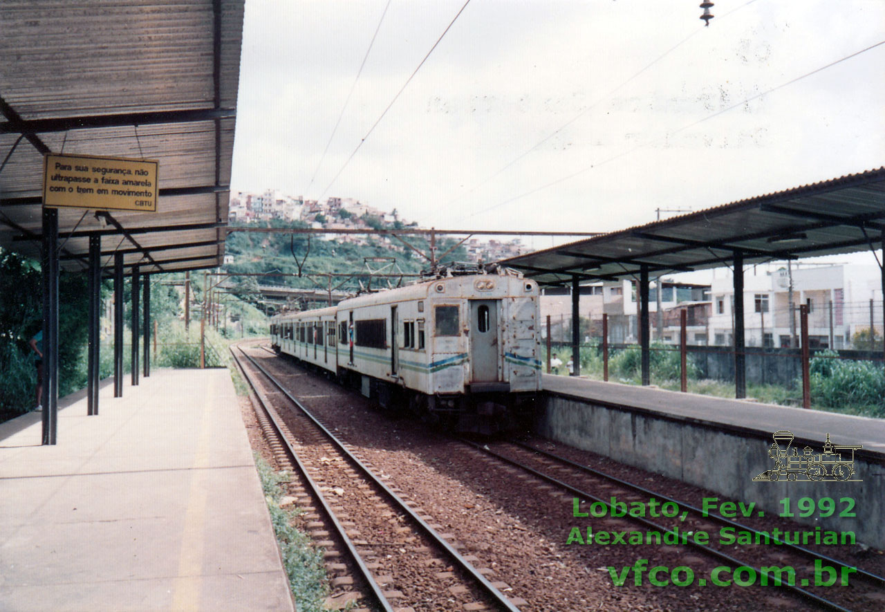 Trem-Unidade Elétrico dos subúrbios de Salvador na estação do Lobato