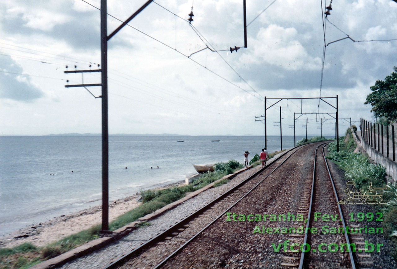 Trilhos do trem suburbano de Salvador junto à praia na altura de Itacaranha