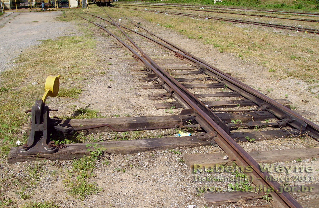 Mecanismo manual da chave de desvio dos trilhos para os trens mudarem de via no pátio ferroviário de Triângulo