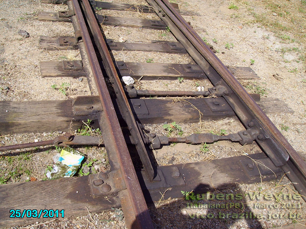 Detalhe das "agulhas" — pontas de trilhos que se movimentam para levar o trem para uma via ou para a outra