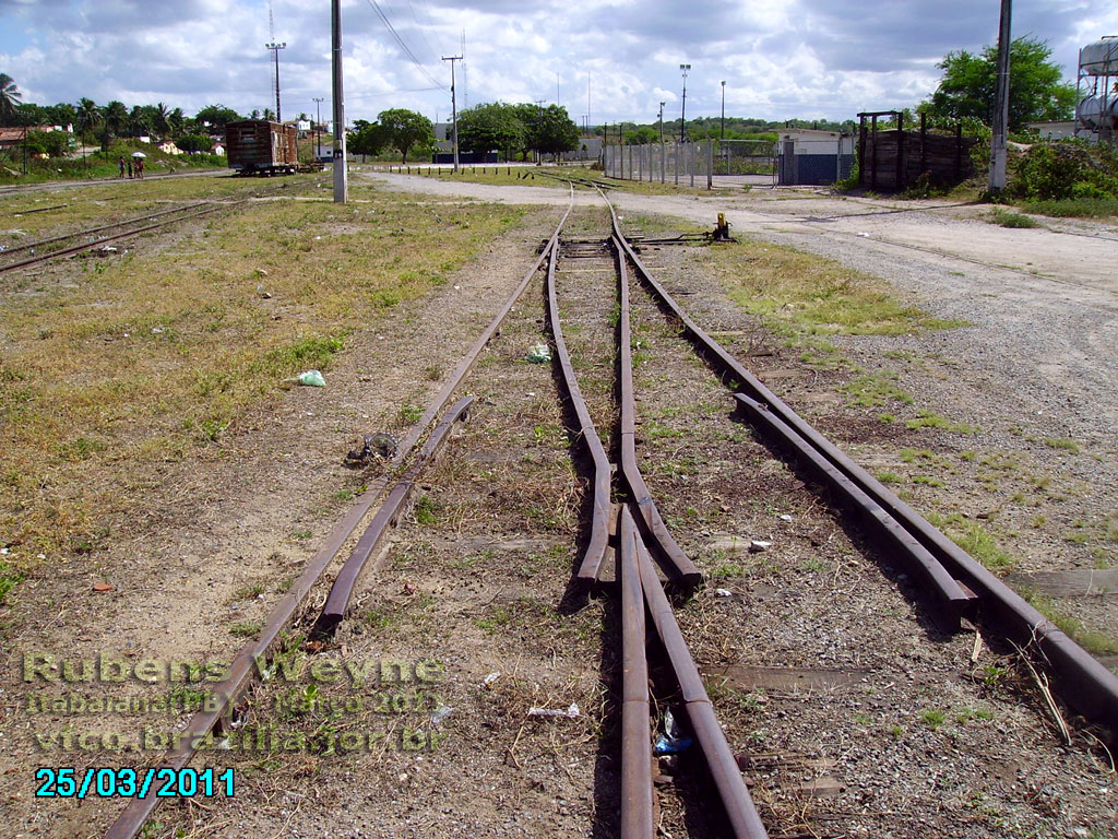 Detalhe da "ponta de diamante" no "coração" ou "jacaré" do Aparelho de Mudança de Via (AMV), onde as rodas dos trens cruzam o trilho da outra via