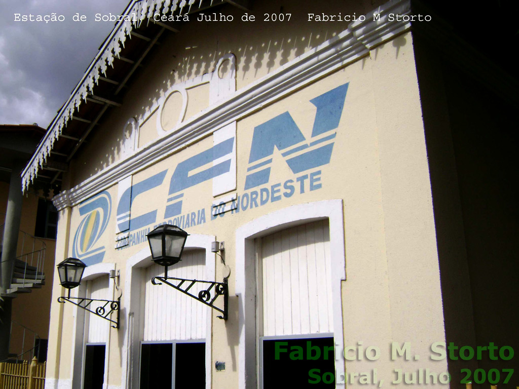 Detalhe das luminárias em um dos anexos da estação ferroviária de Sobral