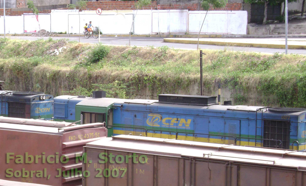Detalhe do teto da locomotiva Alco RSD8 nº 6077, fotografada por cima dos vagões