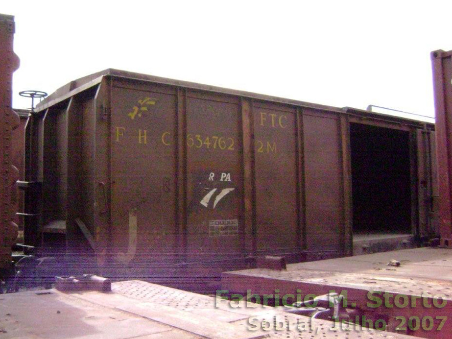 Vagão FHC-634762-2M, ainda com as inscrições da FTC - Ferrovia Teresa Cristina