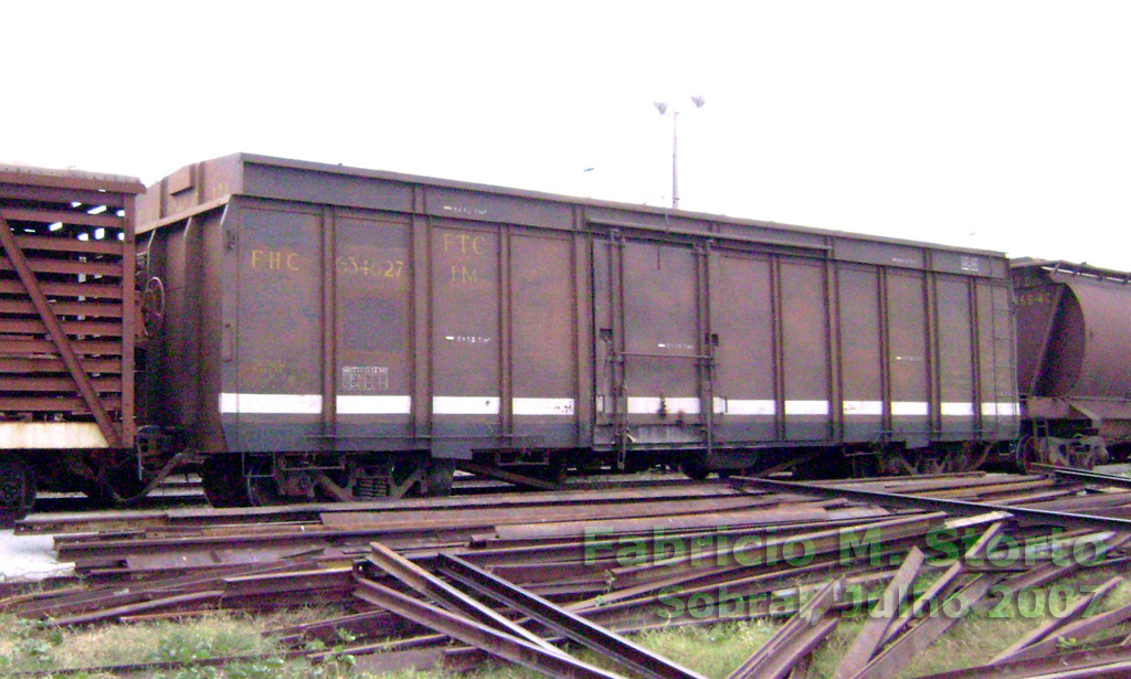 Vagão FHC-634827-1M, ainda com as inscrições da FTC - Ferrovia Teresa Cristina